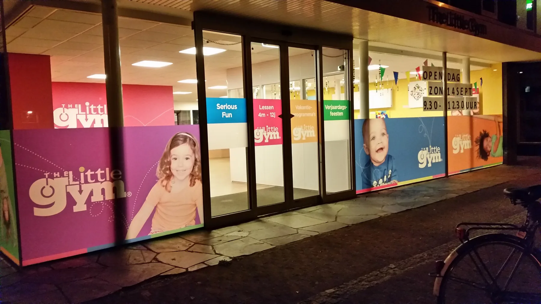 Idea Reklám referencia: Épületablak fóliázás - Homokfúvott hatású matrica, grafika és betűvágással