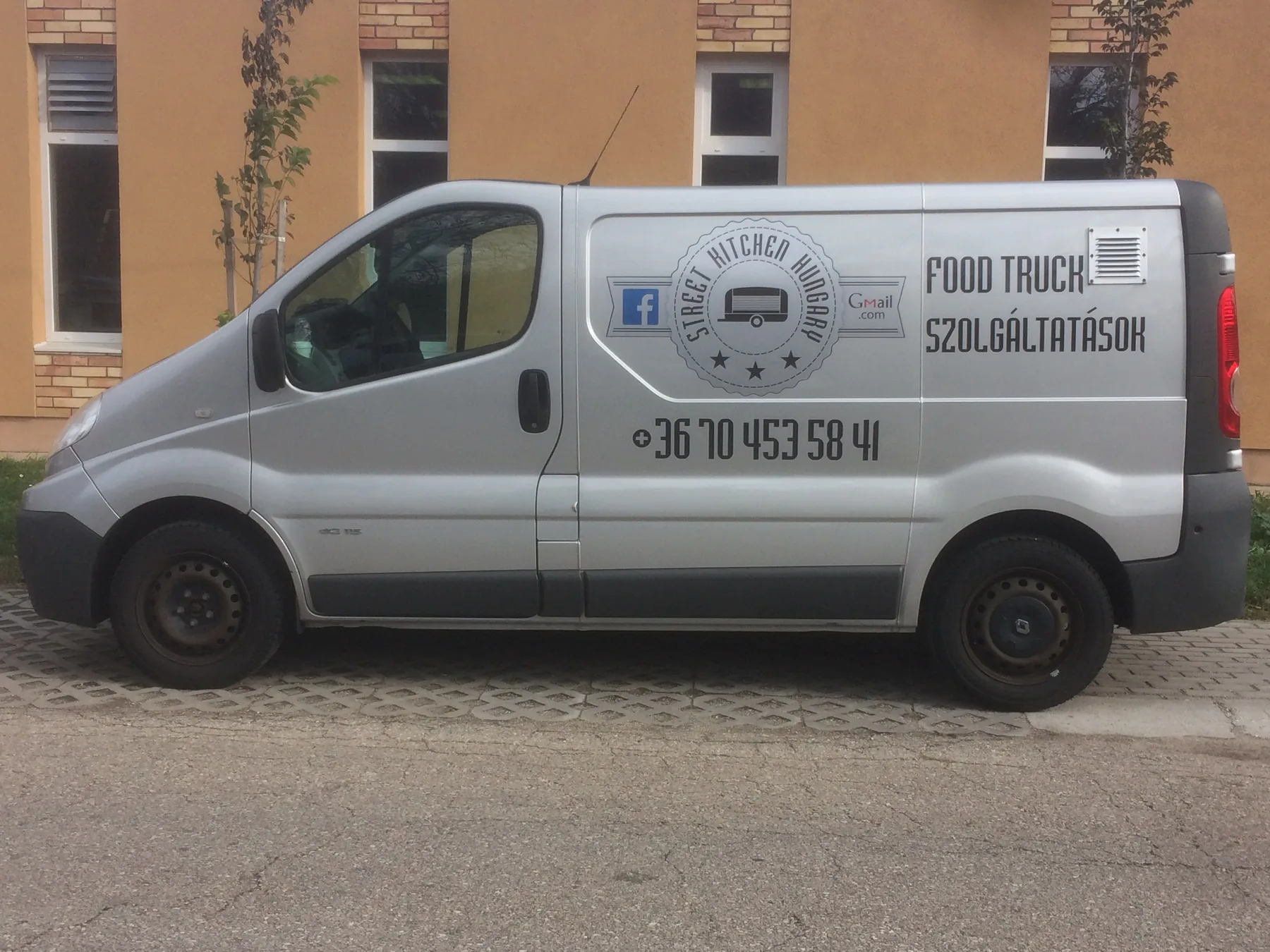 Idea Reklám referencia: Jármű dekorációk - FOOD TRUCK Renault 2D vágott