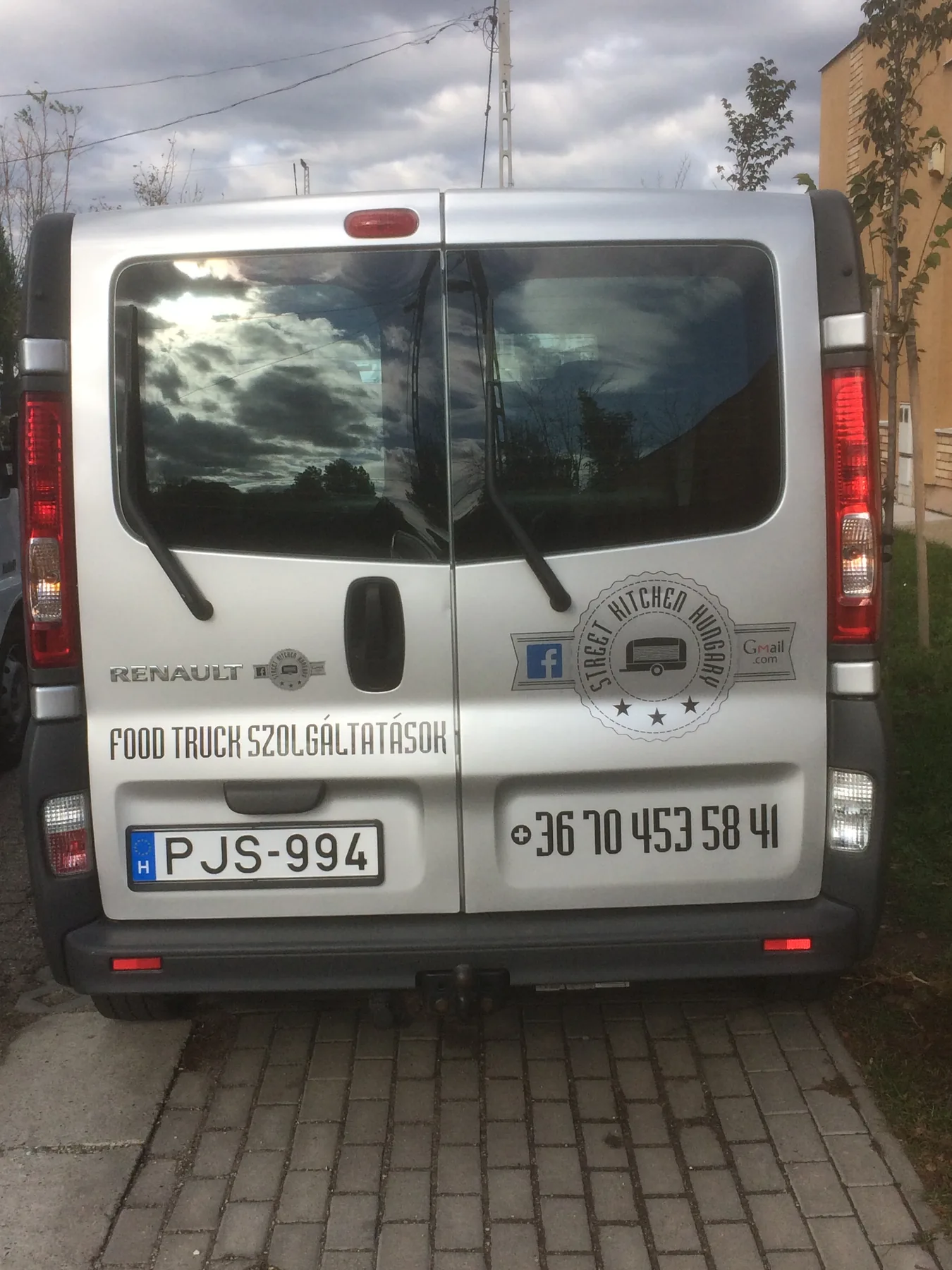 Idea Reklám referencia: Jármű dekorációk - FOOD TRUCK Renault 2D vágott