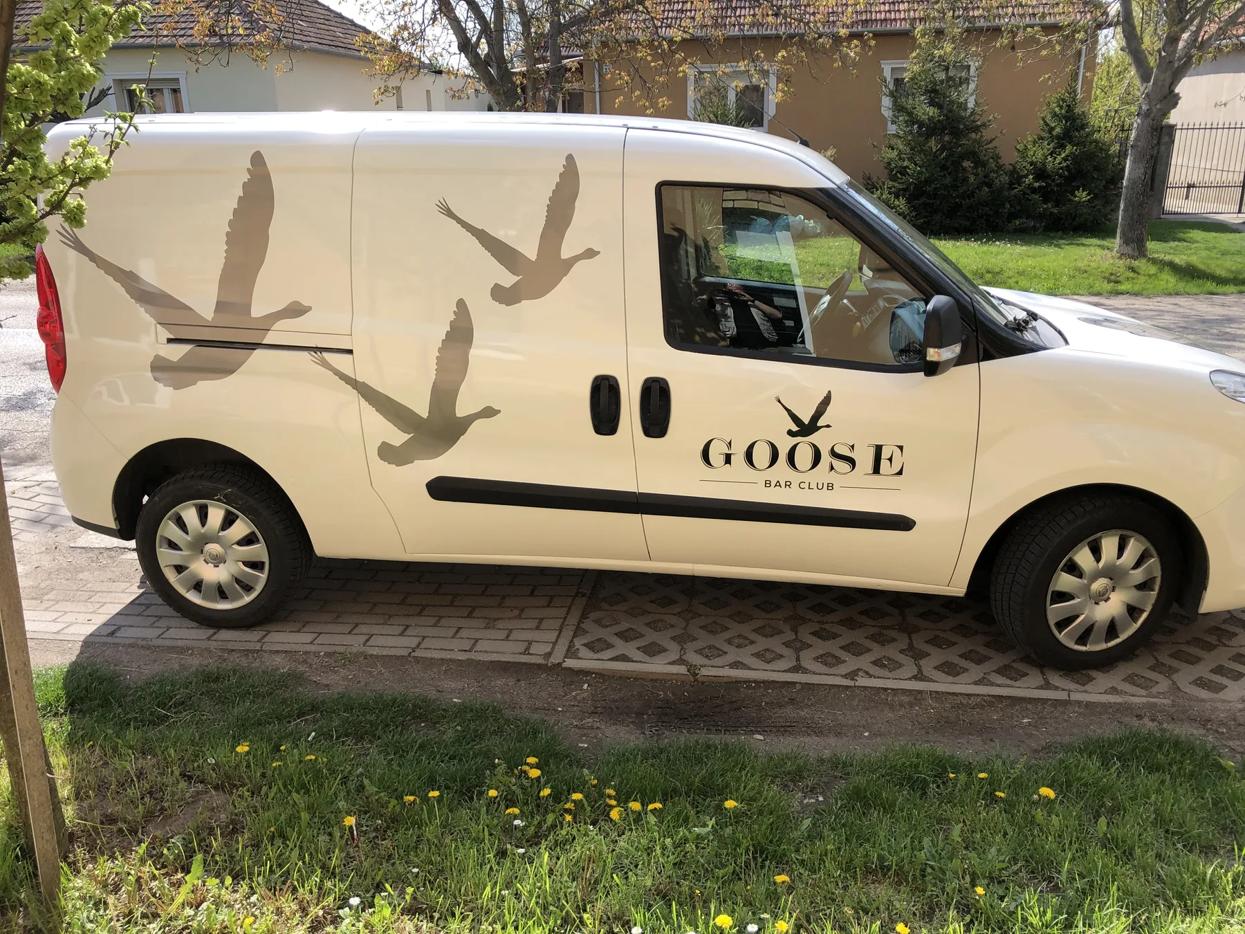 Idea Reklám referencia: Jármű dekorációk - HÁROM GÚNÁR OPEL Combo 2D vágott