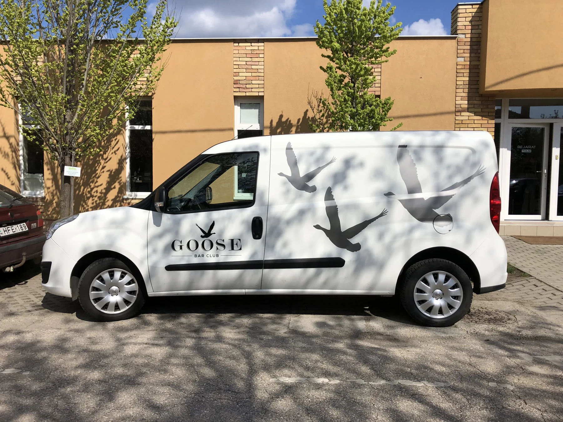 Idea Reklám referencia: Jármű dekorációk - HÁROM GÚNÁR OPEL Combo 2D vágott