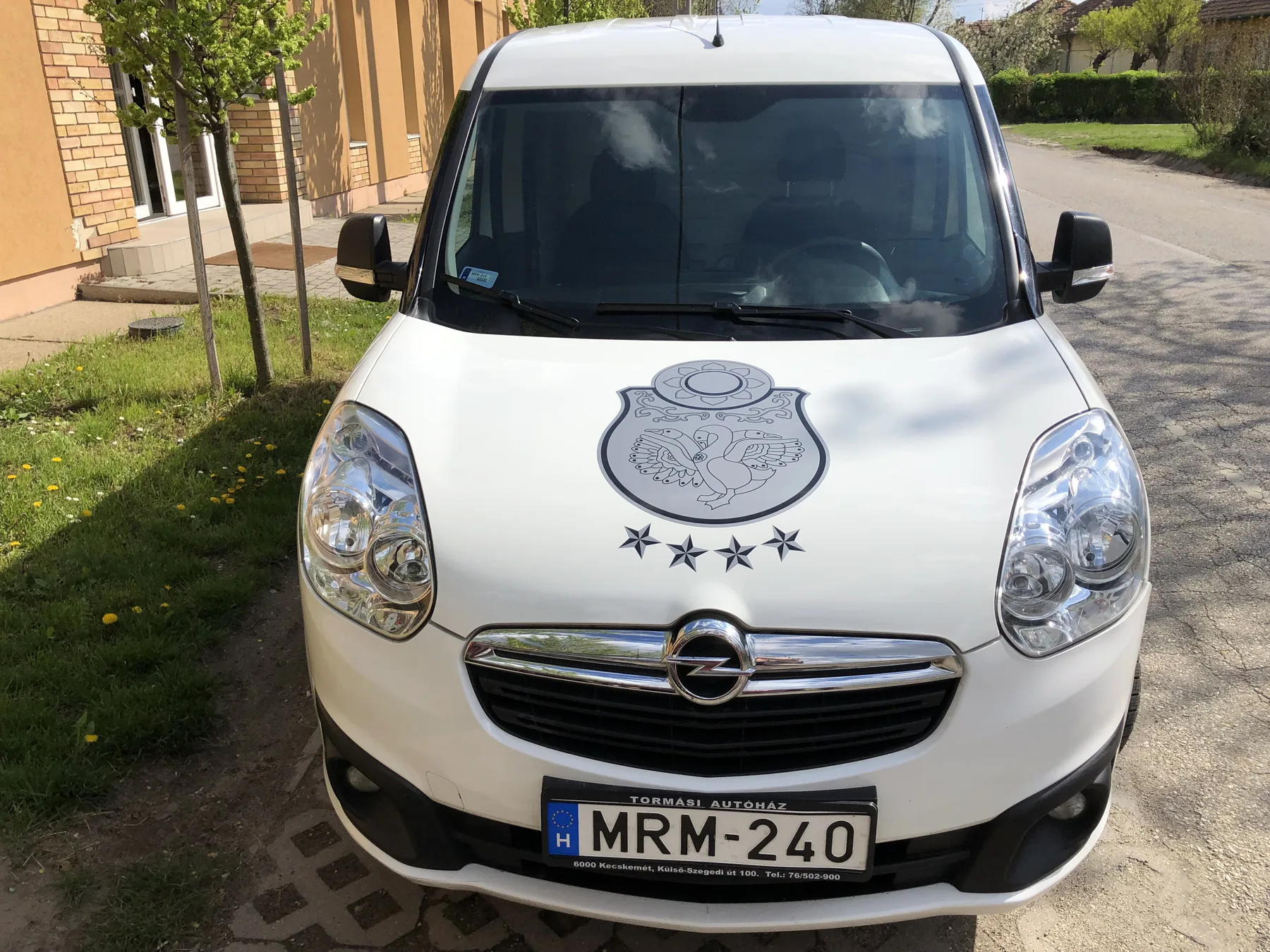 Idea Reklám referencia: Jármű dekorációk - HÁROM GÚNÁR OPEL Combo 2D vágott