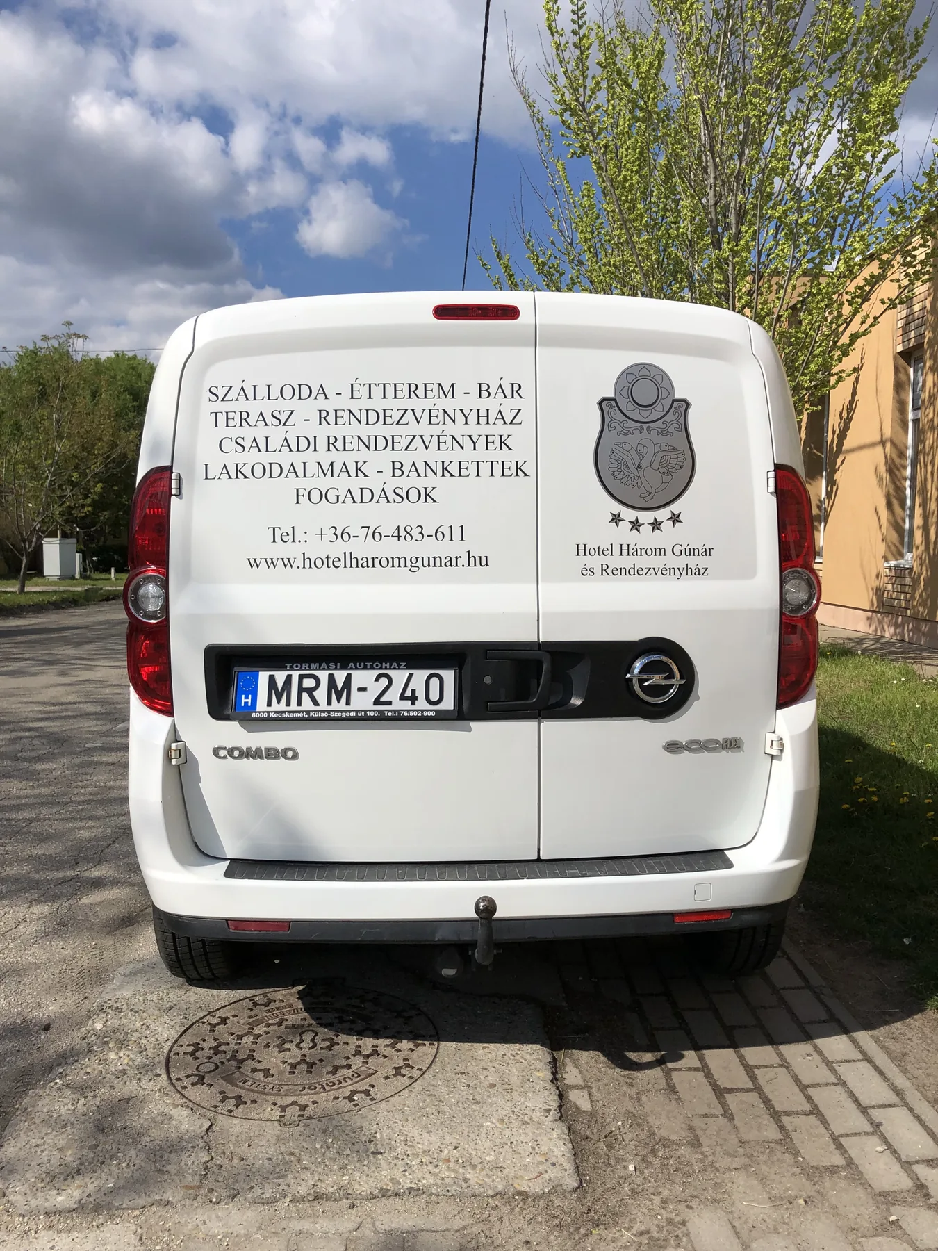 Idea Reklám referencia: Jármű dekorációk - HÁROM GÚNÁR OPEL Combo 2D vágott