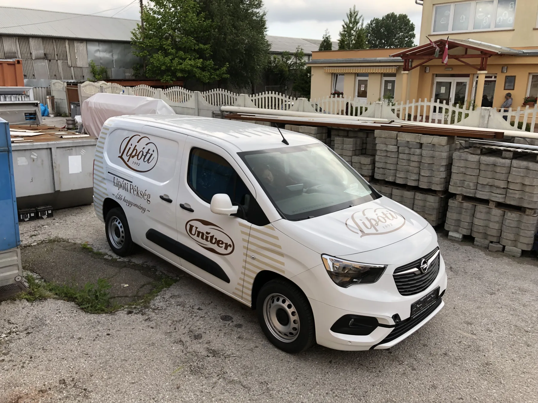 Idea Reklám referencia: Jármű dekorációk - LIPÓTI OPEL Combo dekor