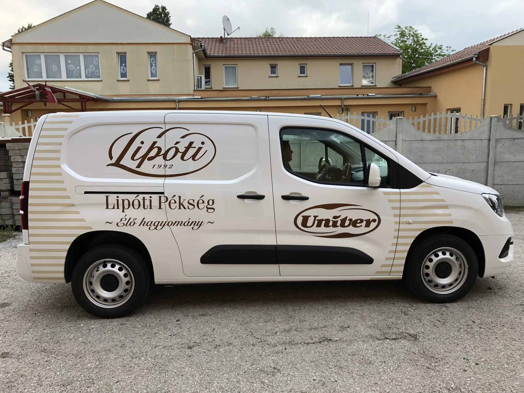 Idea Reklám referencia: Jármű dekorációk - LIPÓTI OPEL Combo dekor