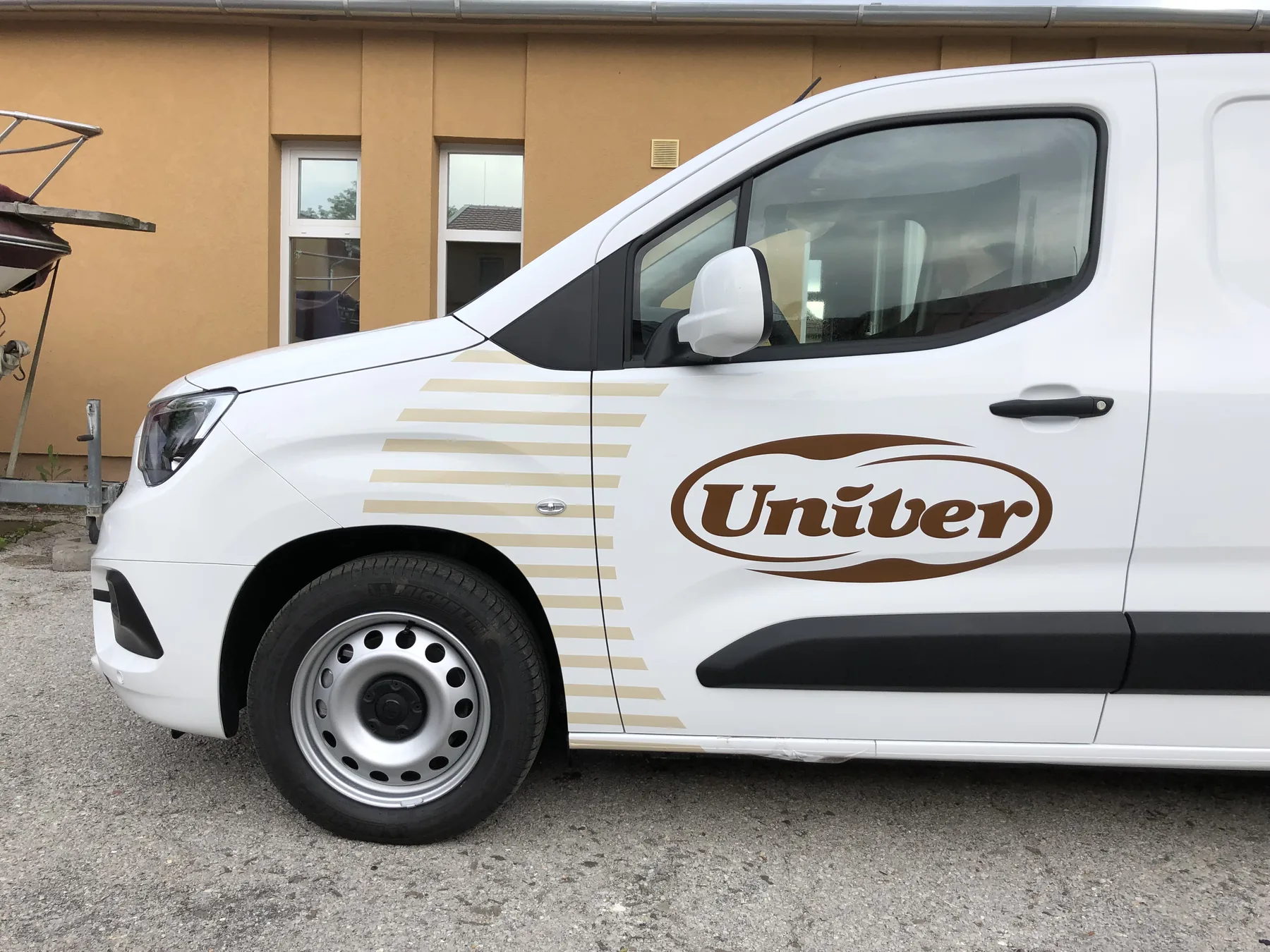 Idea Reklám referencia: Jármű dekorációk - LIPÓTI OPEL Combo dekor