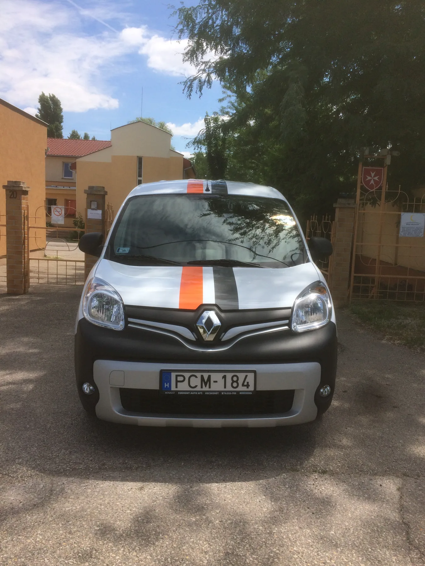 Idea Reklám referencia: Jármű dekorációk - SHARK Reanult Kangoo 3D vágott