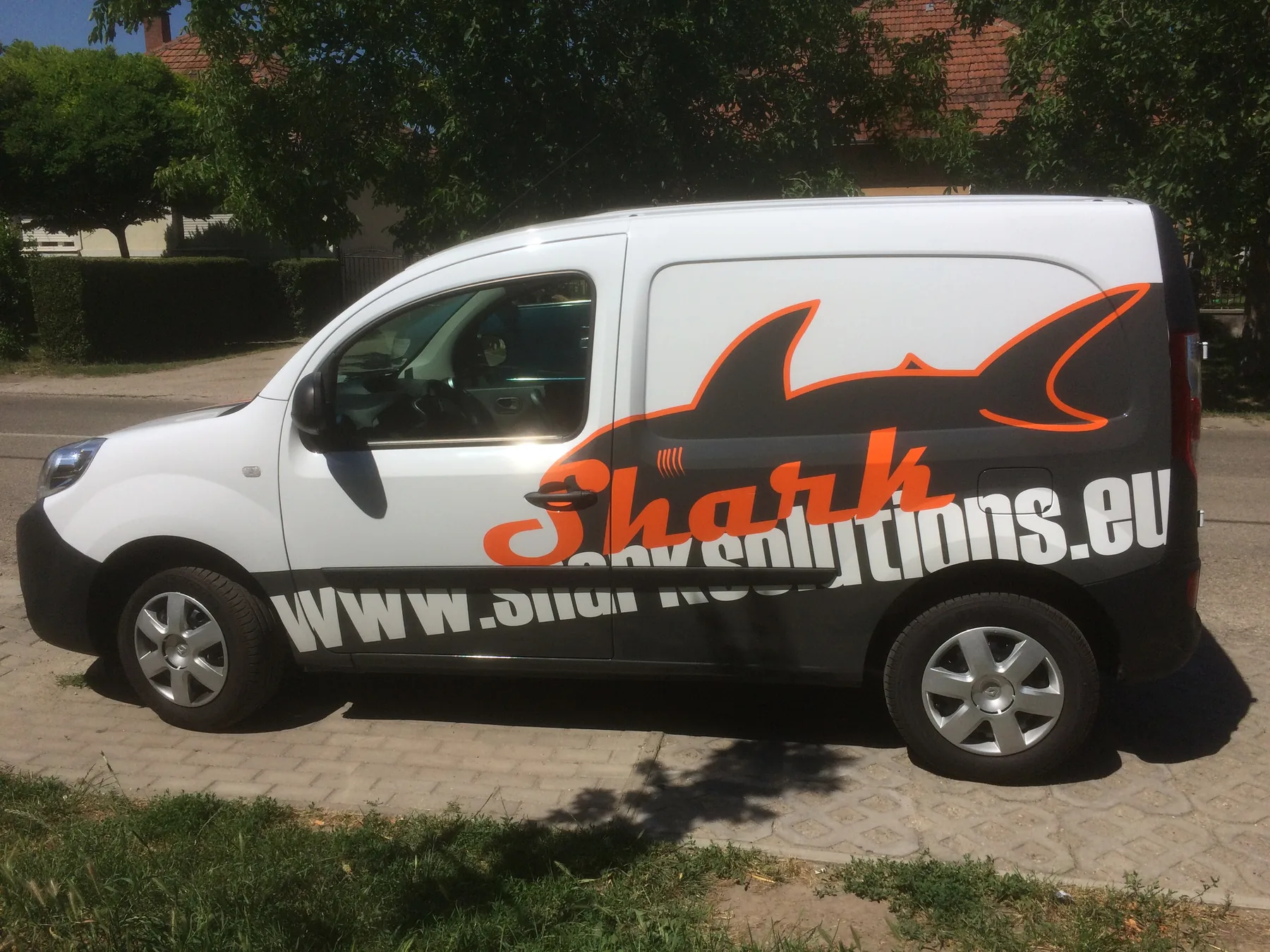 Idea Reklám referencia: Jármű dekorációk - SHARK Reanult Kangoo 3D vágott