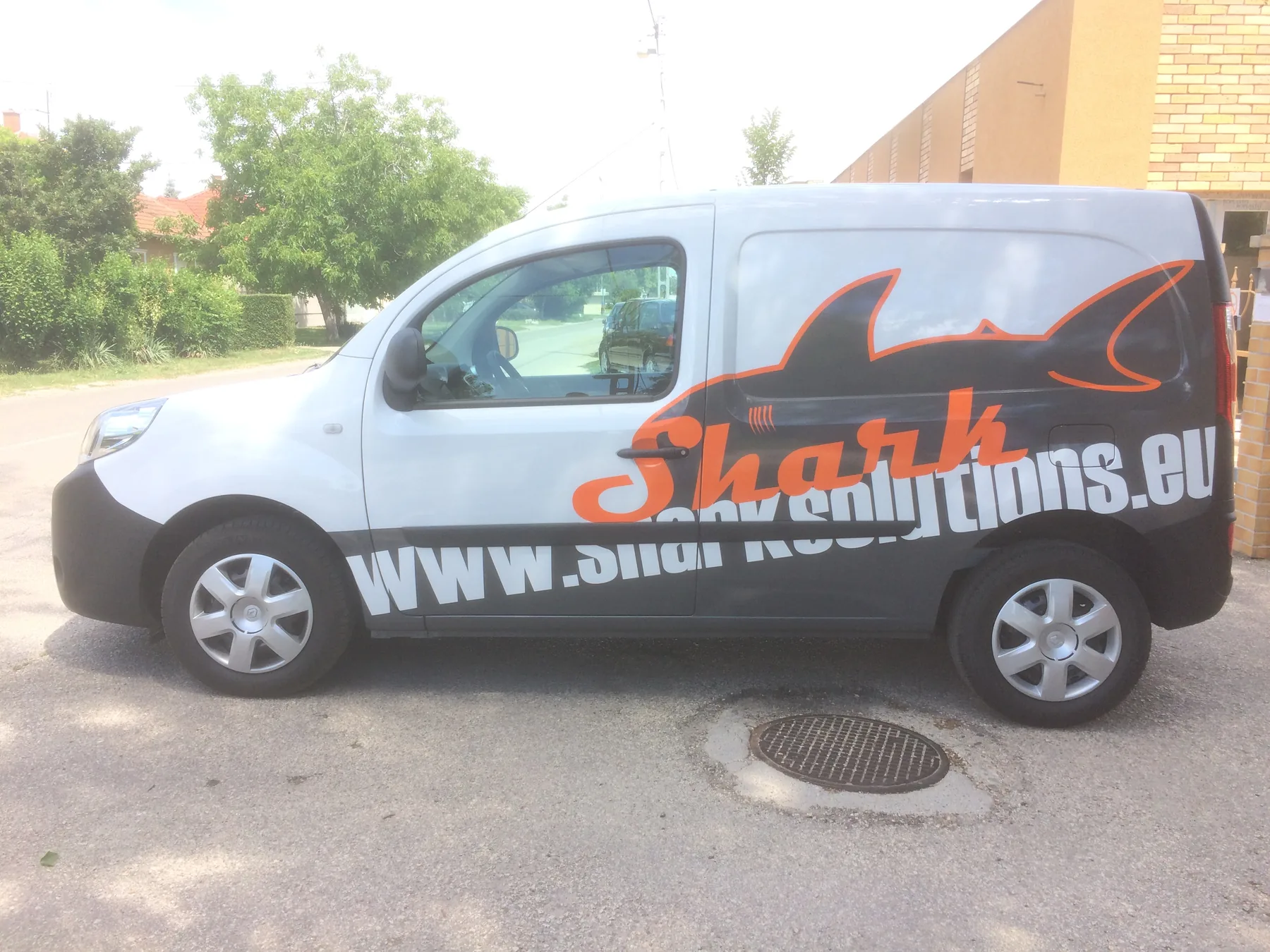 Idea Reklám referencia: Jármű dekorációk - SHARK Reanult Kangoo 3D vágott