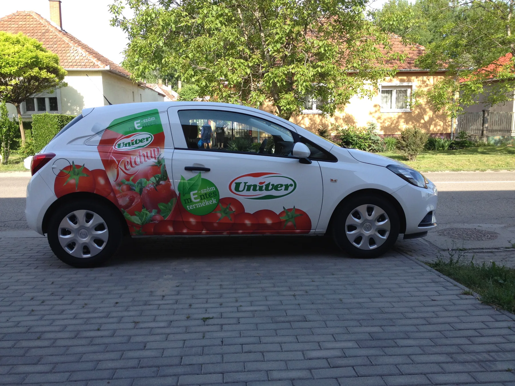 Idea Reklám referencia: Jármű dekorációk - UNIVER E-Ketchup Opel Corsa
