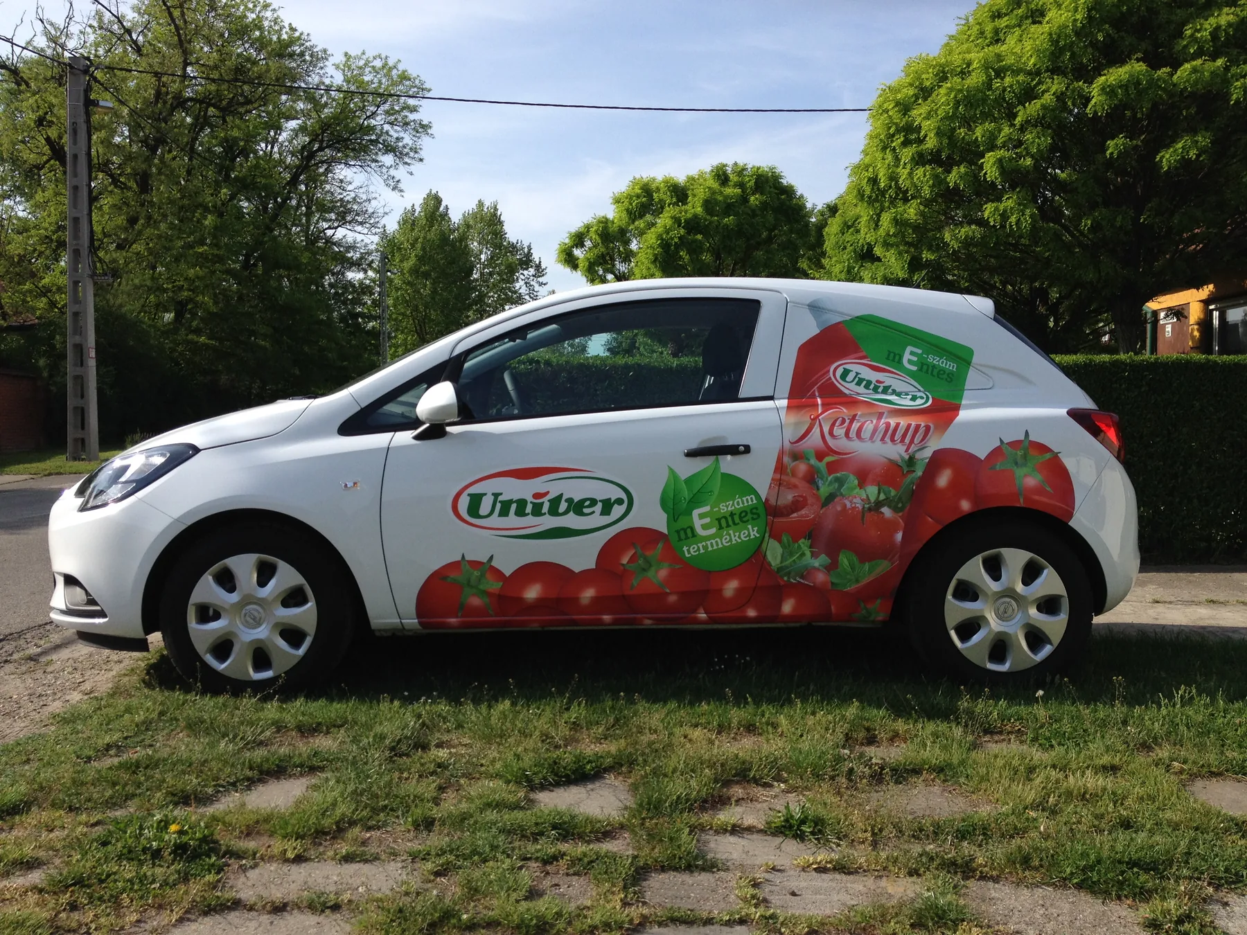 Idea Reklám referencia: Jármű dekorációk - UNIVER E-Ketchup Opel Corsa