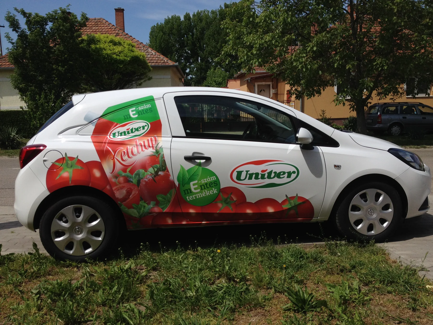 Idea Reklám referencia: Jármű dekorációk - UNIVER E-Ketchup Opel Corsa