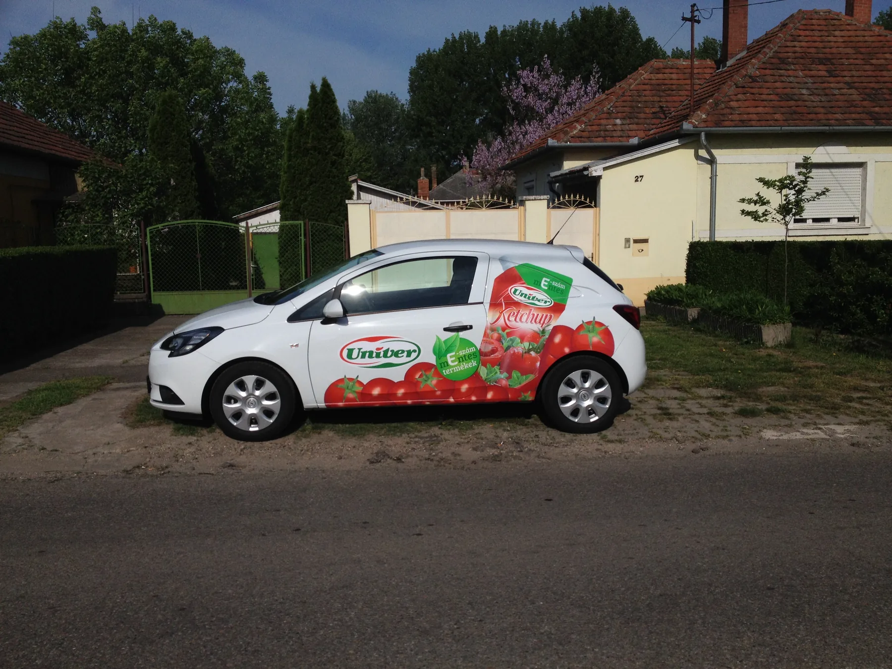 Idea Reklám referencia: Jármű dekorációk - UNIVER E-Ketchup Opel Corsa