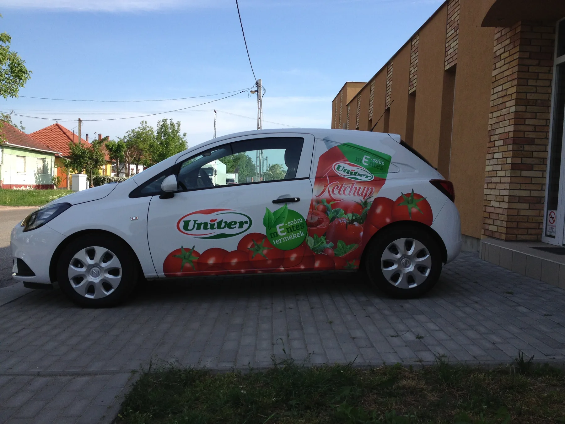 Idea Reklám referencia: Jármű dekorációk - UNIVER E-Ketchup Opel Corsa