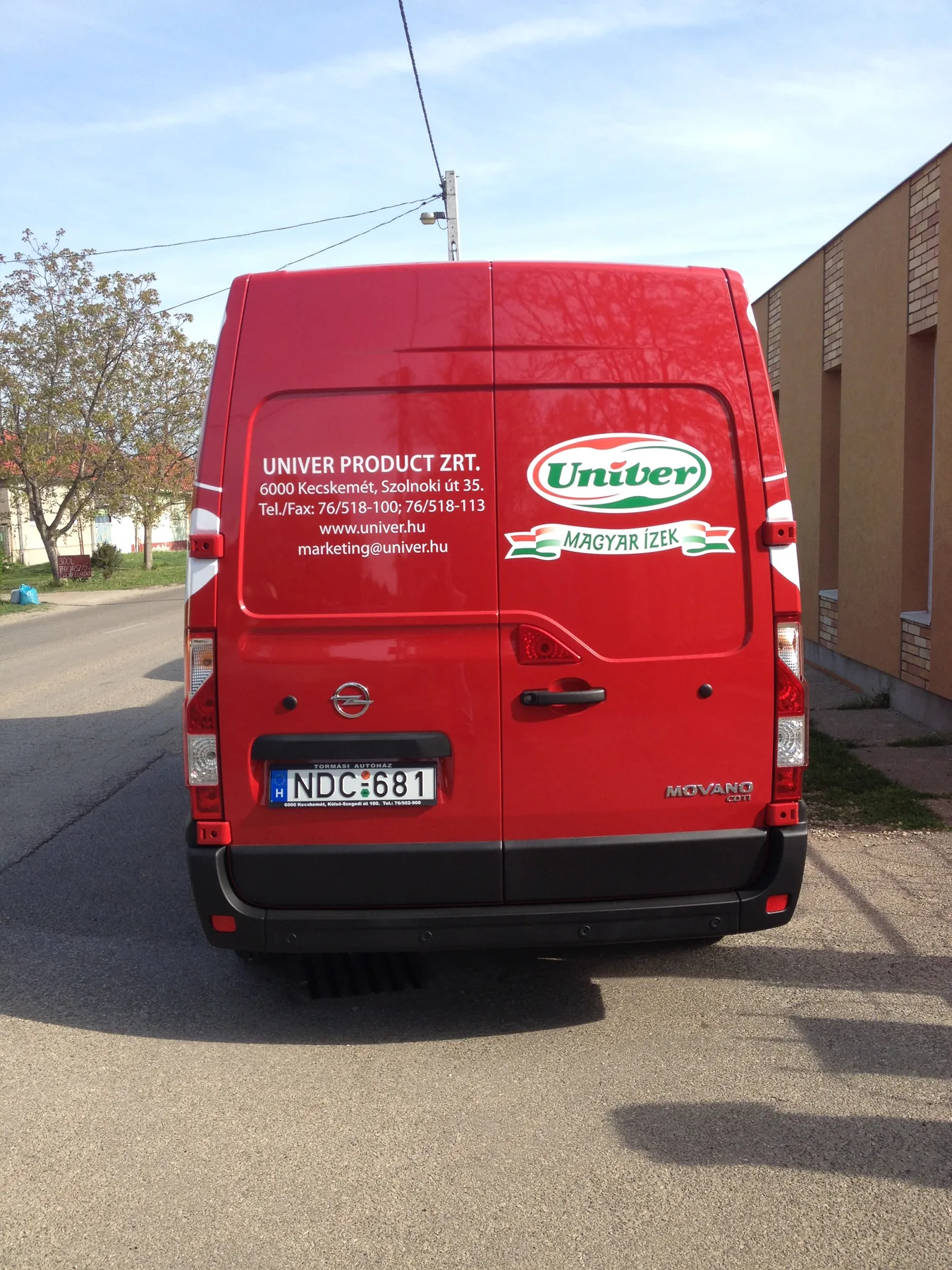 Idea Reklám referencia: Jármű dekorációk - UNIVER OPEL Movano 2D dekor