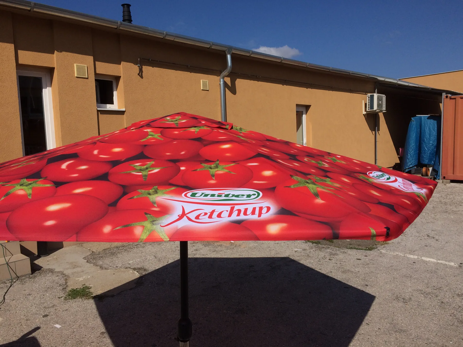 Idea Reklám referencia: Kiállítás, rendezvény - UNIVER Napernyő