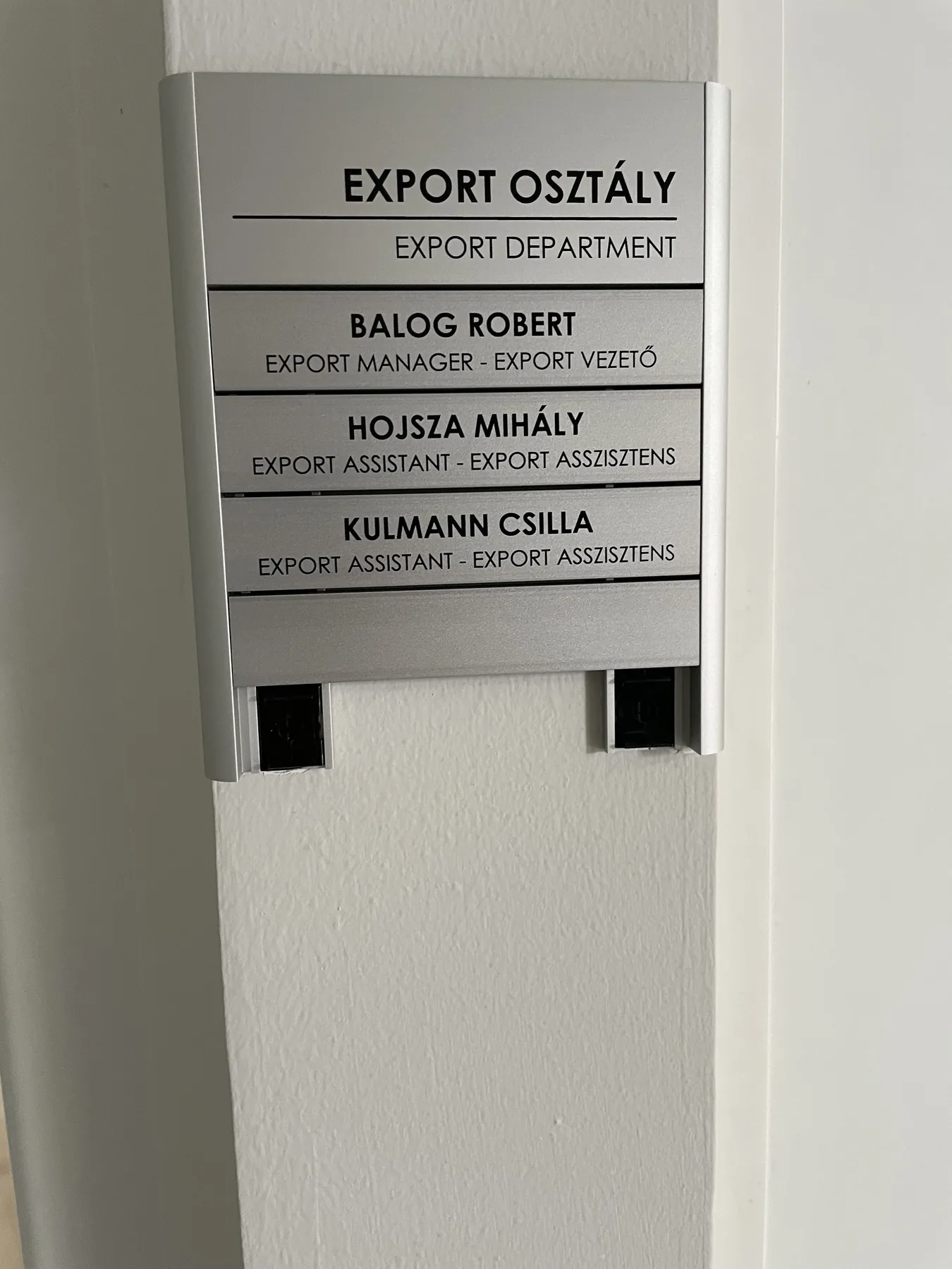 Idea Reklám referencia: Táblák, cégérek - Névtáblák - Helyiség jelölő táblák