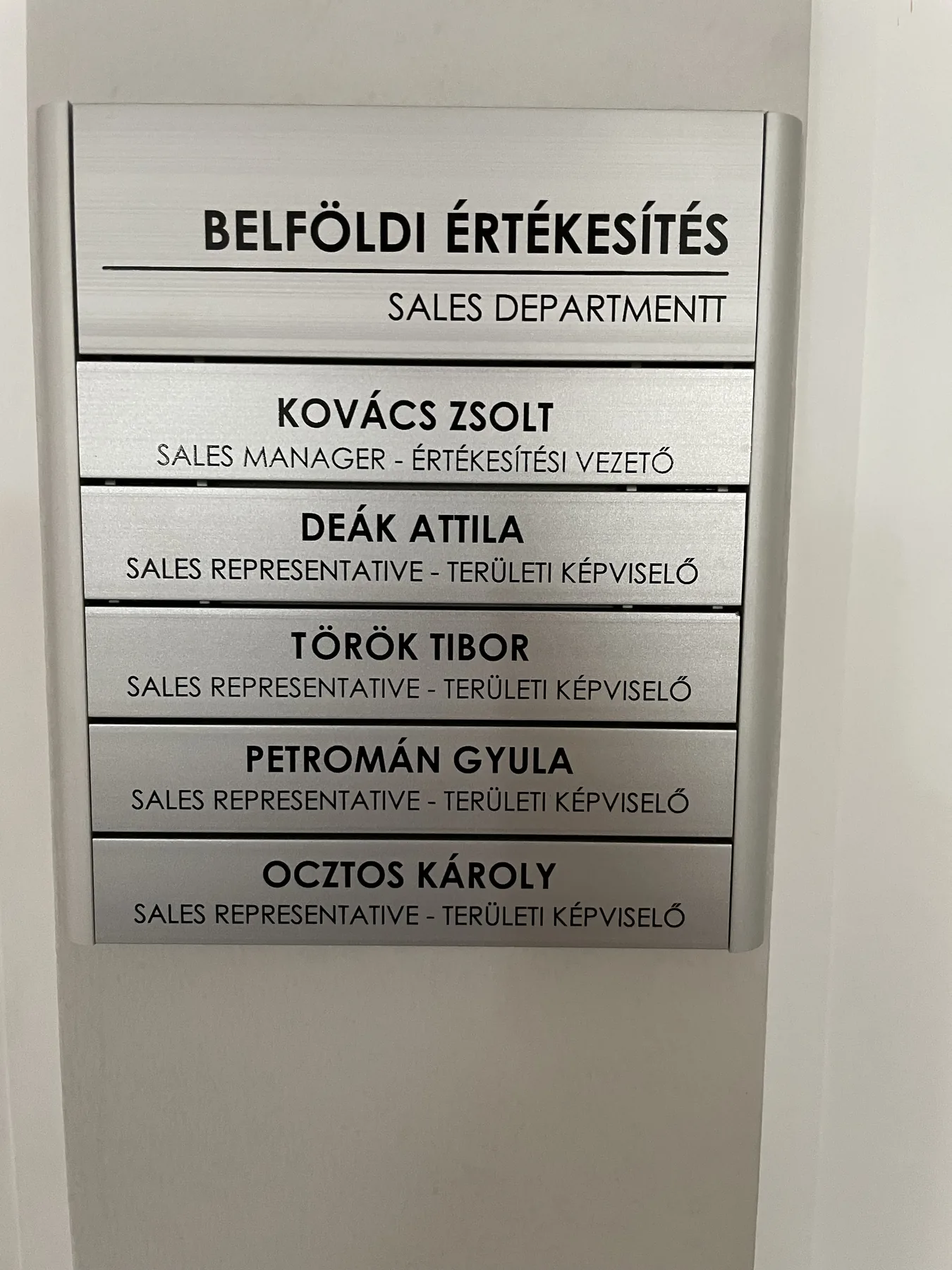 Idea Reklám referencia: Táblák, cégérek - Névtáblák - Helyiség jelölő táblák