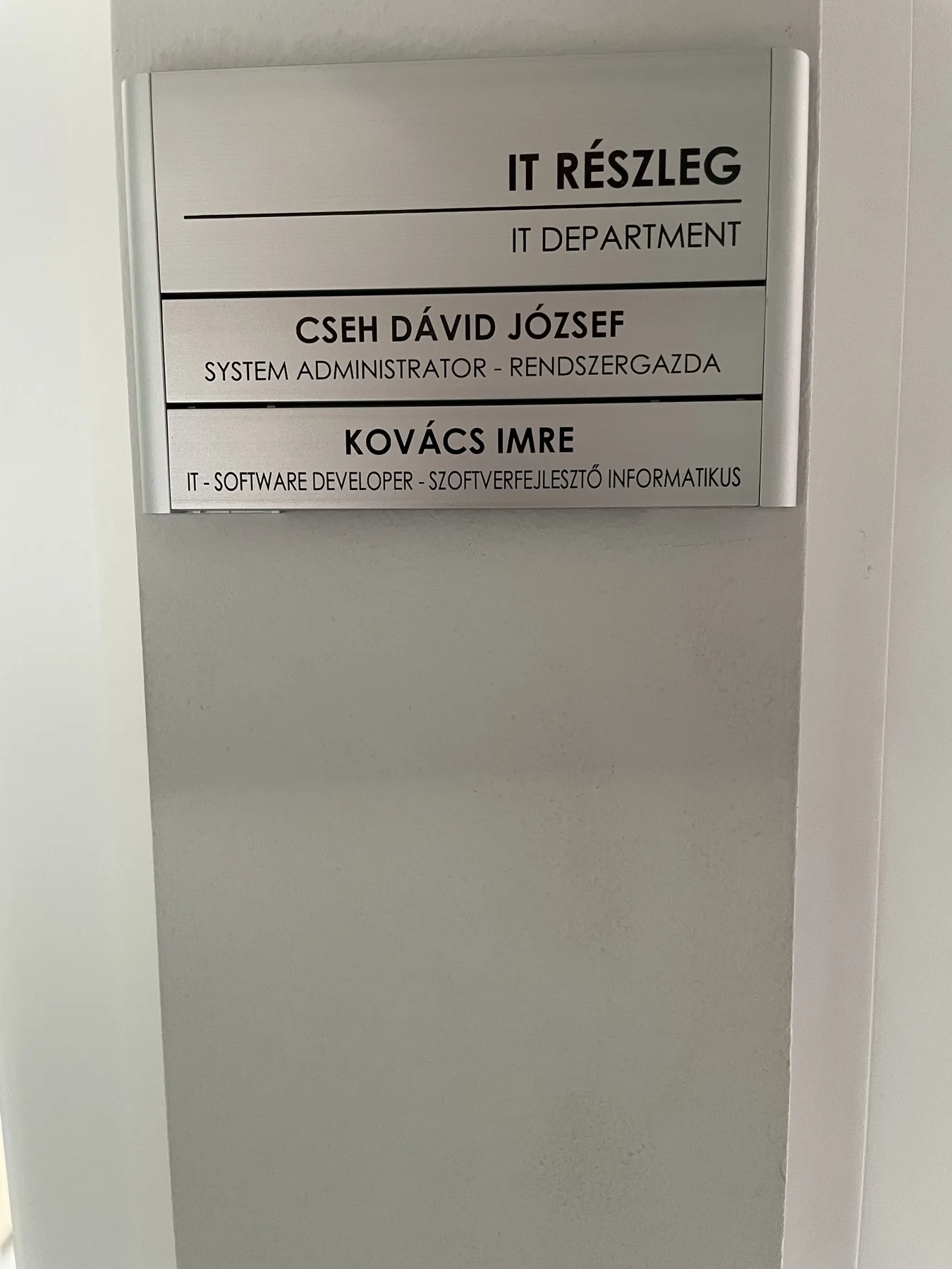 Idea Reklám referencia: Táblák, cégérek - Névtáblák - Helyiség jelölő táblák