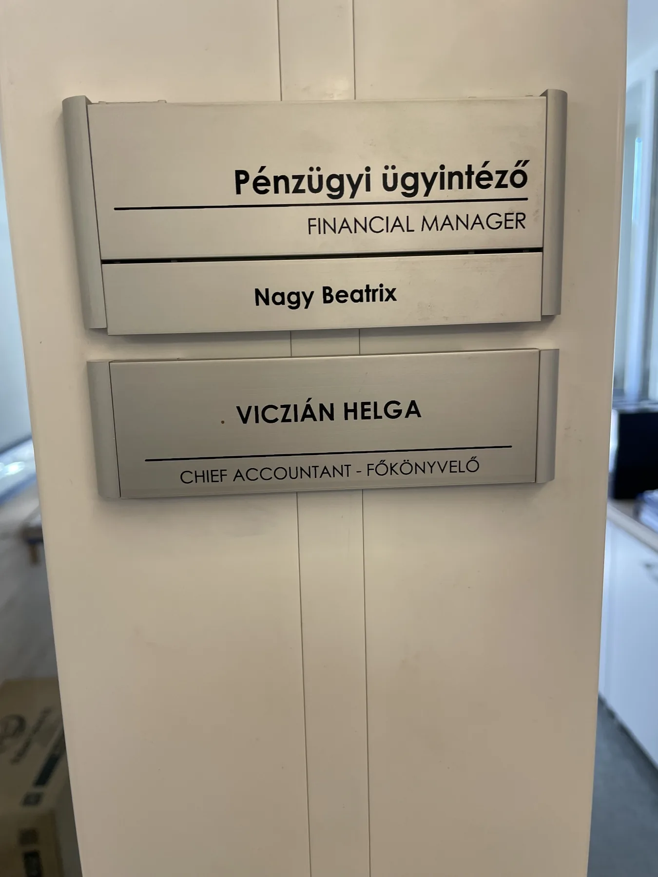 Idea Reklám referencia: Táblák, cégérek - Névtáblák - Helyiség jelölő táblák