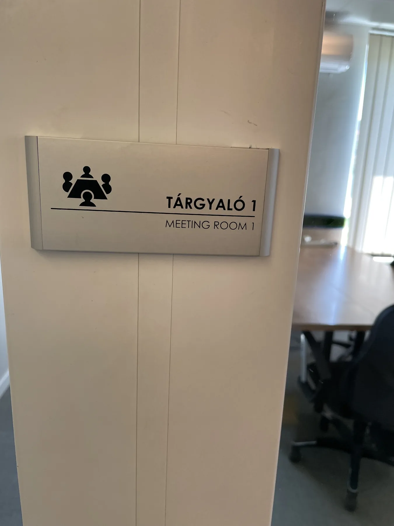 Idea Reklám referencia: Táblák, cégérek - Névtáblák - Helyiség jelölő táblák
