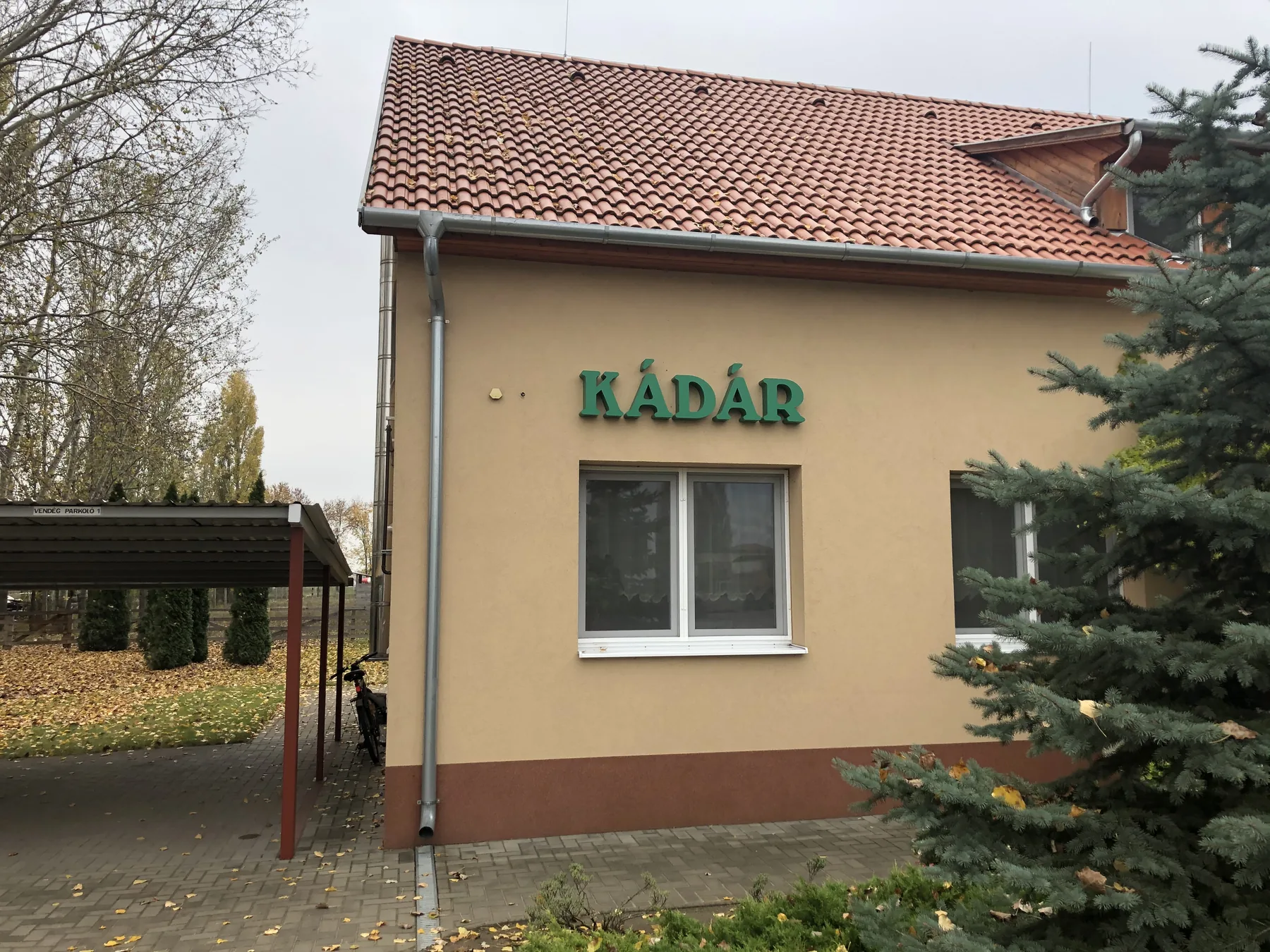 Idea Reklám referencia: Táblák, cégérek - KÁDÁR Csarnok felirat LED-es