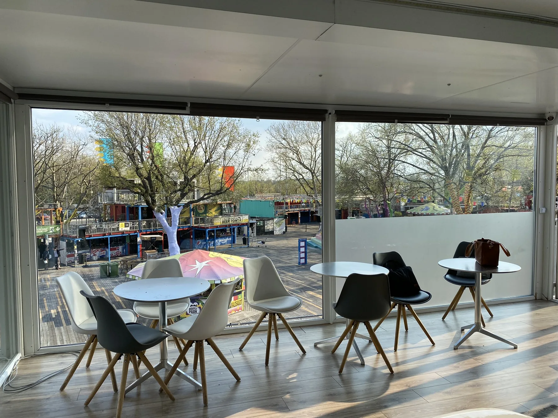 Idea Reklám referencia: Üzlethelyiség reklámok - POLÁR KLÍMA BP PARK VIP KÁVÉZÓ (Budapest)