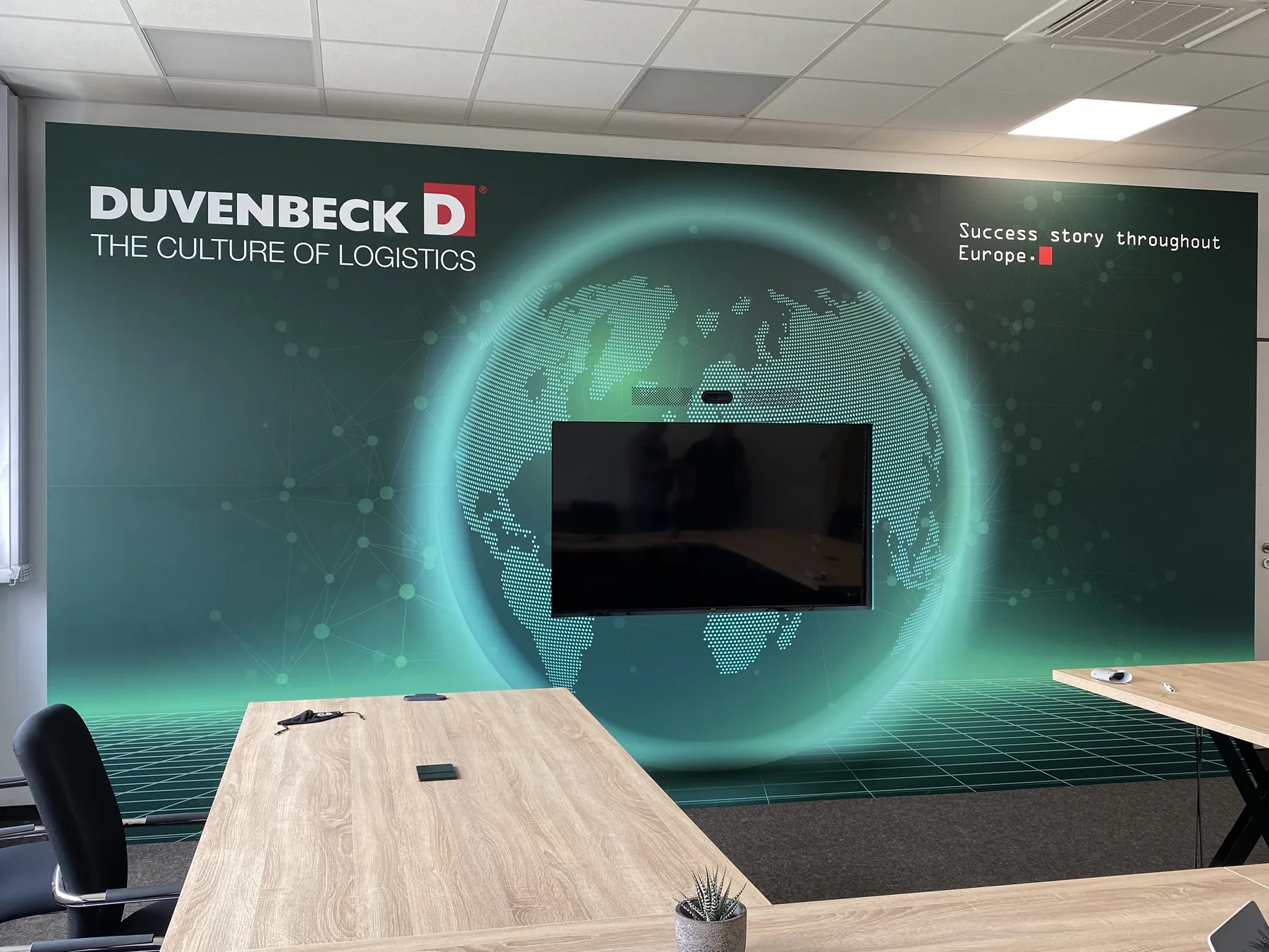 Idea Reklám referencia: Üzlethelyiség reklámok - DUVENBECK KMÉTI - GYŐRI Irodái -Tárgyalói (Kecskemet)