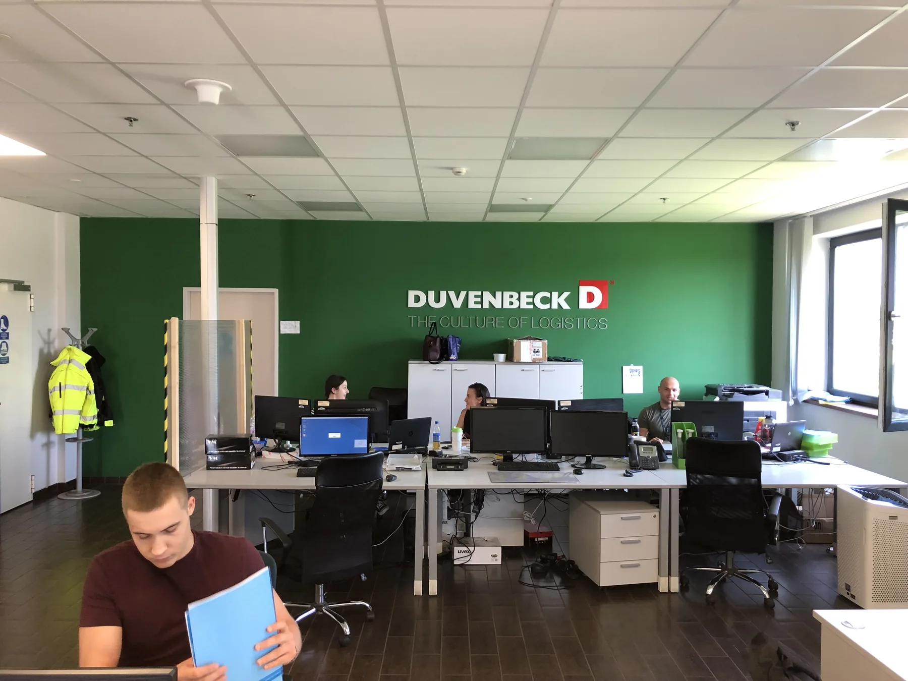 Idea Reklám referencia: Üzlethelyiség reklámok - DUVENBECK KMÉTI - GYŐRI Irodái -Tárgyalói (Kecskemet)