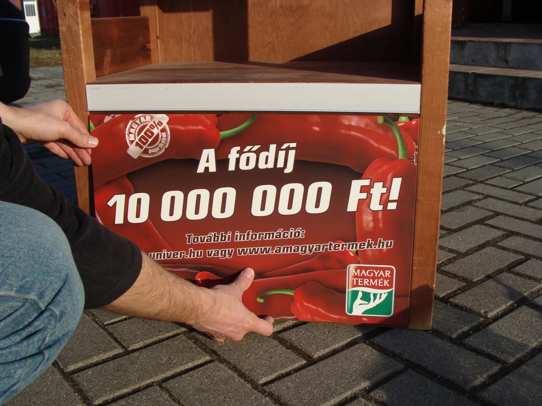 Idea Reklám referencia: Üzlethelyiség reklámok - UNIVER Fapolcos Dísplay