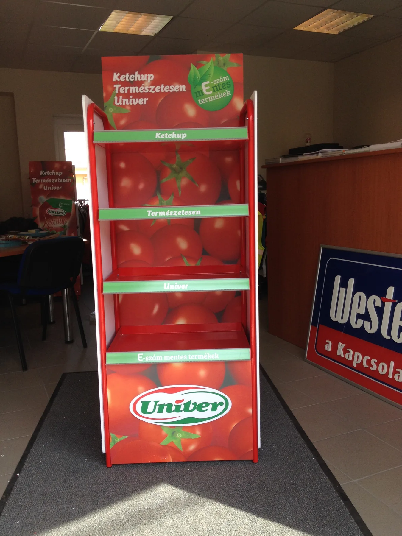 Idea Reklám referencia: Üzlethelyiség reklámok - UNIVER fém polcos display