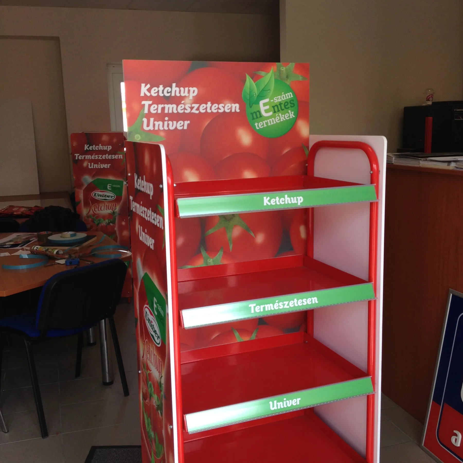 Idea Reklám referencia: Üzlethelyiség reklámok - UNIVER fém polcos display